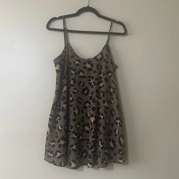 Leopard Print Sleeveless Top - Picture 7 of 7